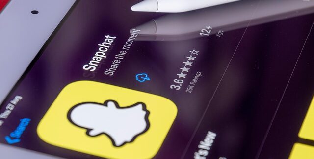 snapchat, ipad, tablet, apple, social, social media, media, app, application, technology, display, screen, digital, electronic, gadget, device, chat, communication, talk, snapchat, snapchat, snapchat, snapchat, snapchat